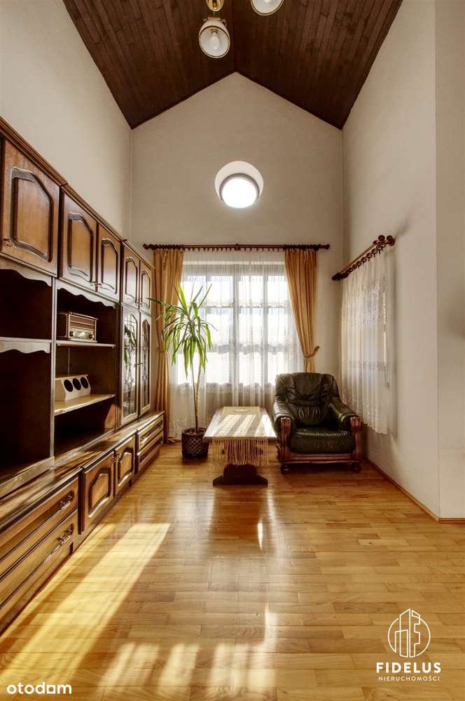 Dom w Kętach w stylu willi podmiejskiej-18