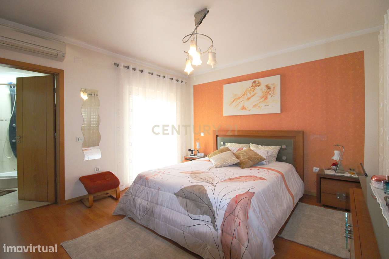 Moradia V3+2 de Luxo com Garagem, Sótão Aproveitado e Domótica Alexa n-16