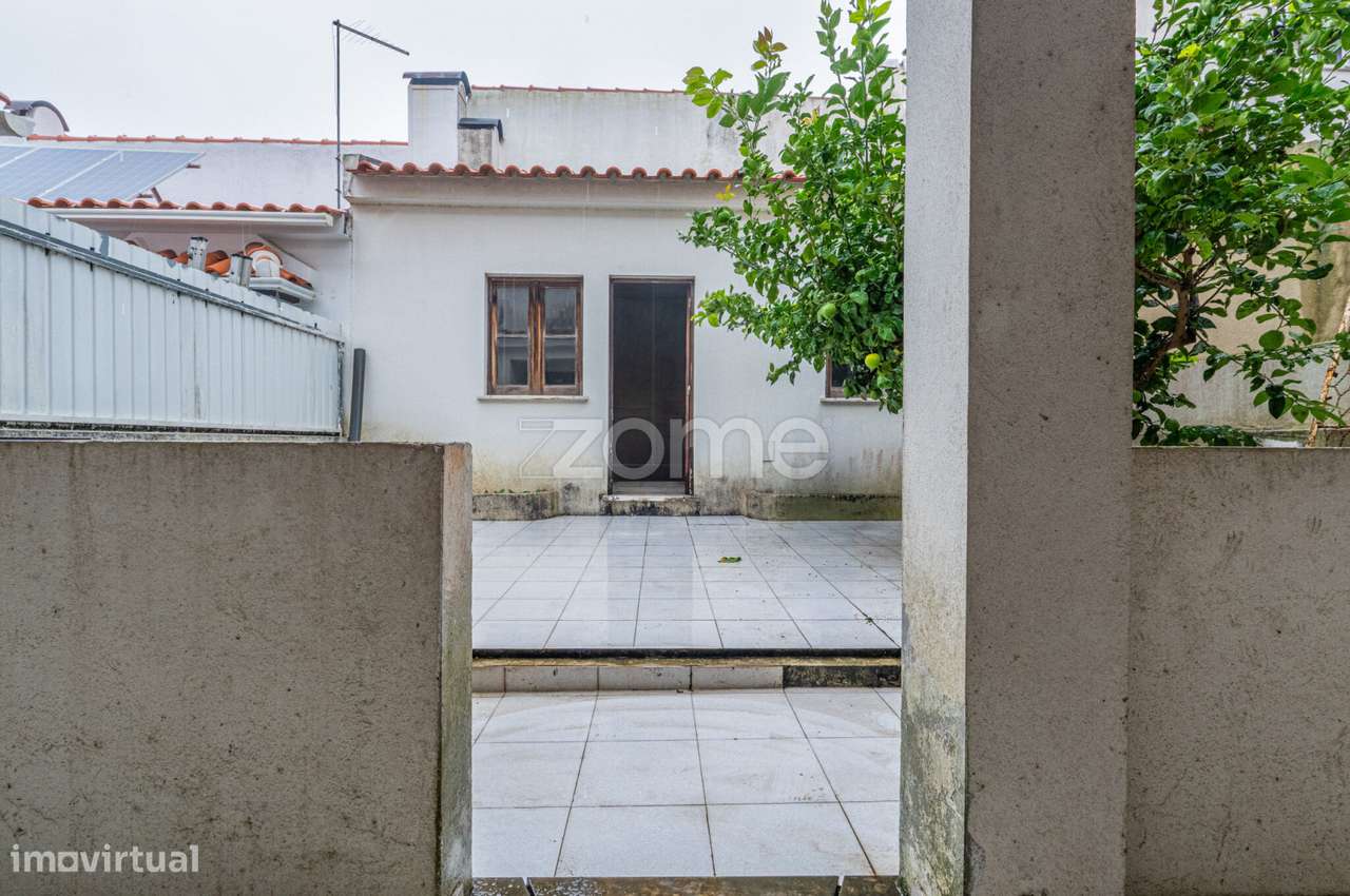 Moradia T3+1 em Manique de Cima a necessitar de acabamentos-18