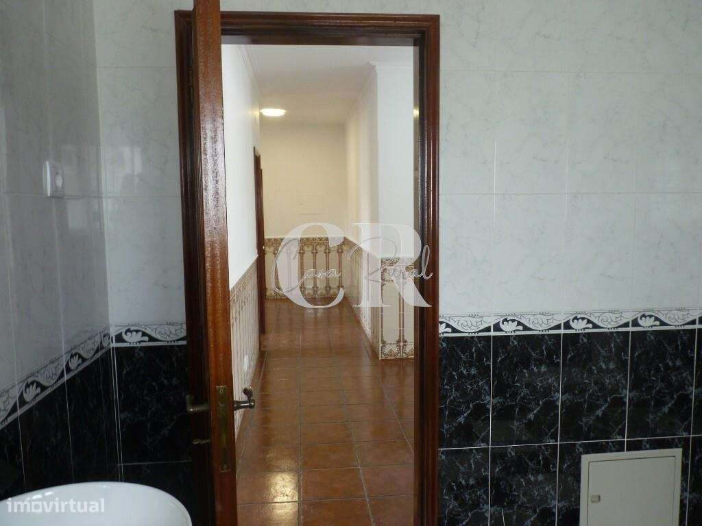 Fantástica moradia T3 com garagem e terreno generoso em Vila Facaia –-34