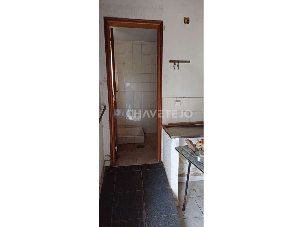 Casa Antiga Com Arrecadação e Terreno Para Recuperar, Cernache do B...-8