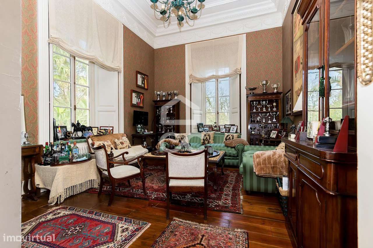 Palacete de inspiração neoclássica francesa com jardim botânico de Jea-15