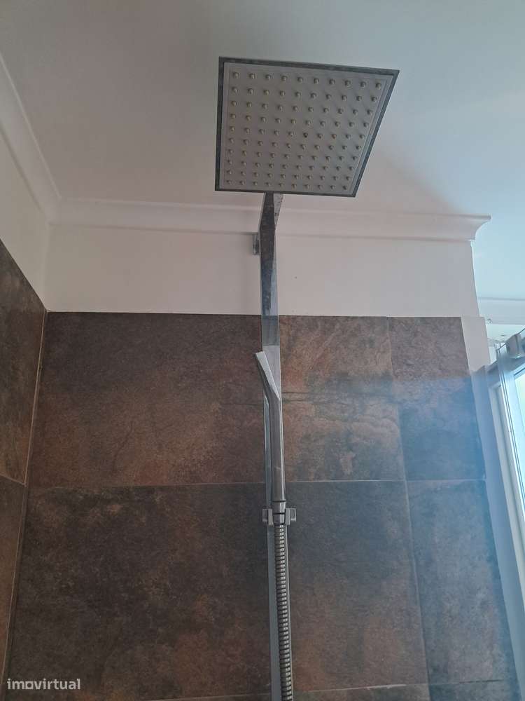 Excelente T3 +1 com terraço perto de Sapadores-13