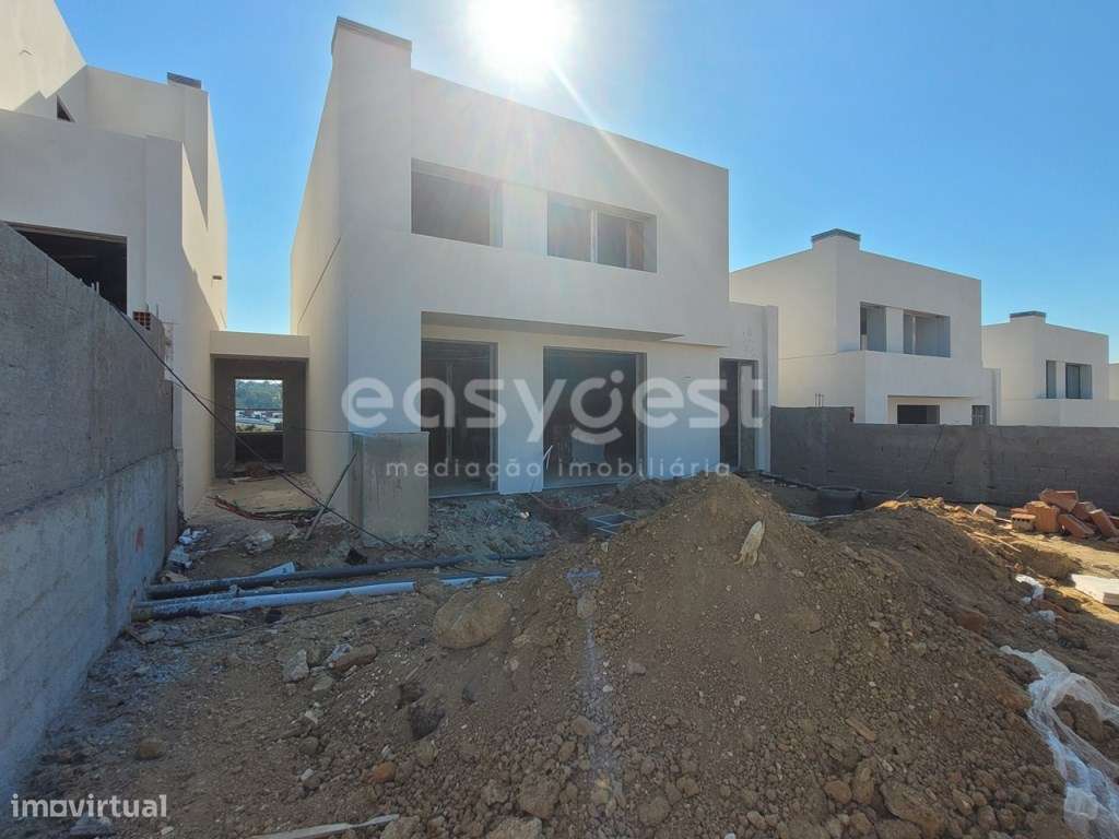 Moradia T4 em Condomínio Fechado, em construção, com garagem e jardim. - Grande imagem: 2/44