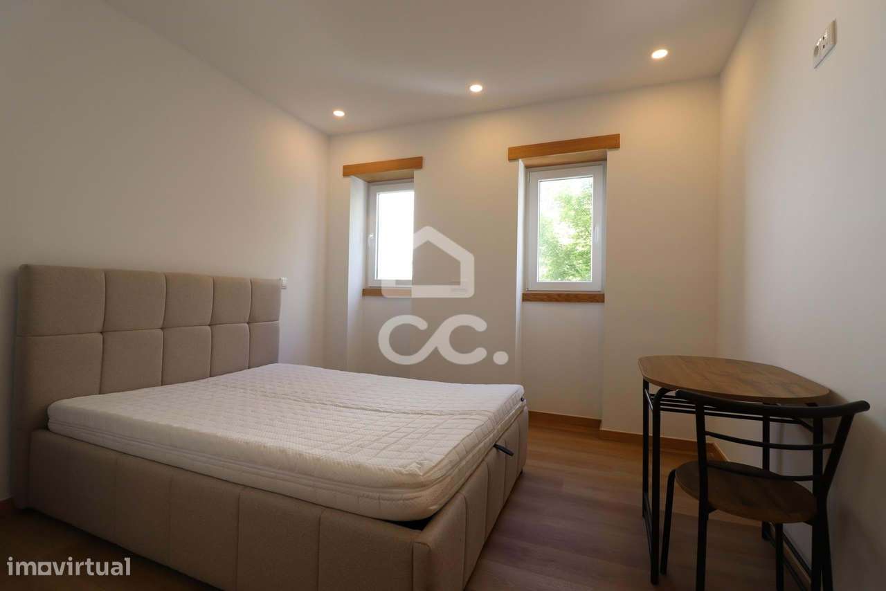 Moradia totalmente remodelada com 6 apartamentos T2 junto à Dias da Si-30