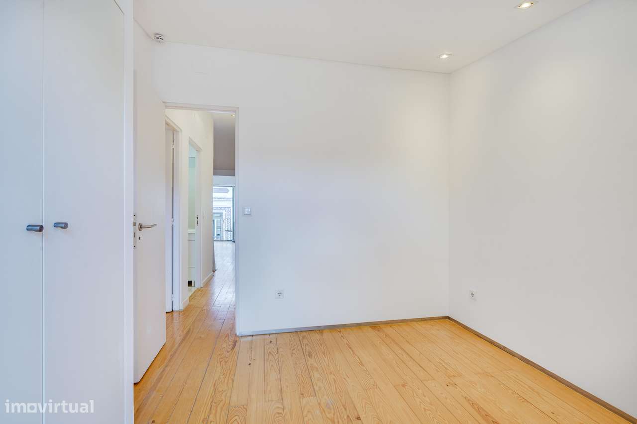T2 REMODELADO | RUA REBELO DA SILVA | ESTEFÂNIA | LISBOA | VARANDA-10