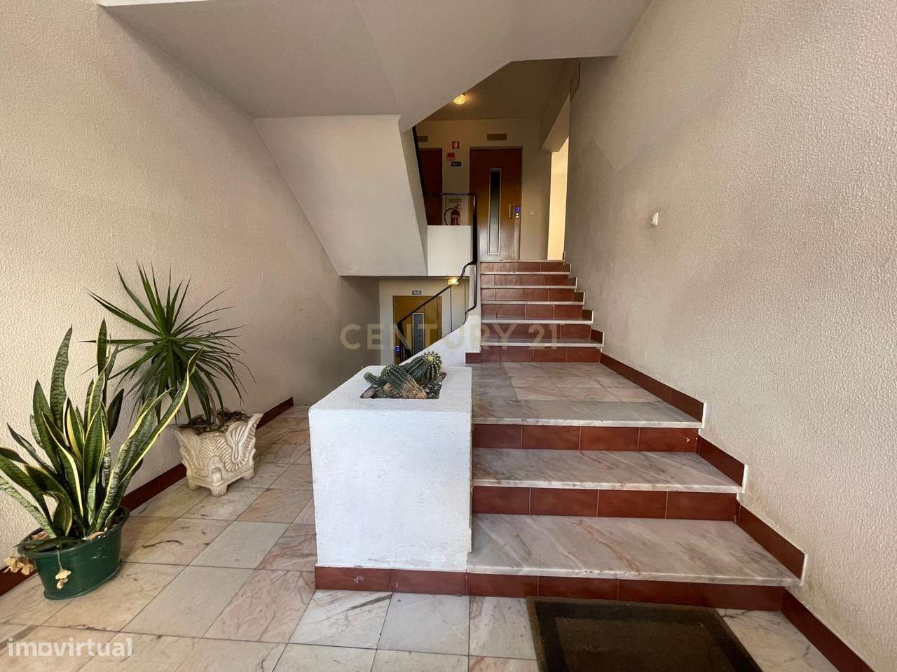 Exclusivo Apartamento T2 - Quarteira - Lugar de Garagem - Varandas - P-5