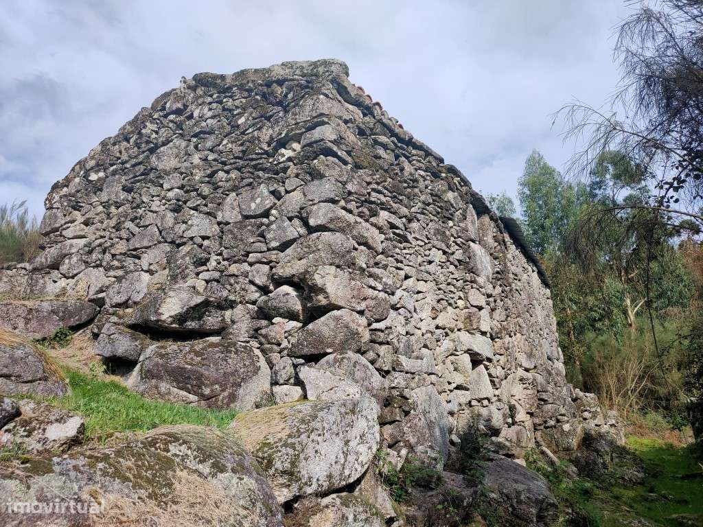 Terreno rústico com palheiros - Grande imagem: 5/42