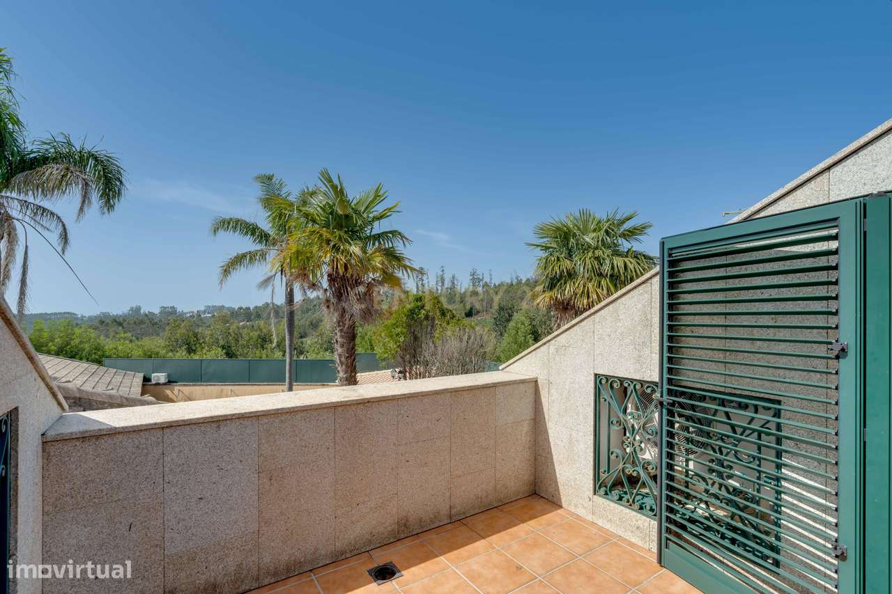 Encantadora Moradia de 4 Frentes-24