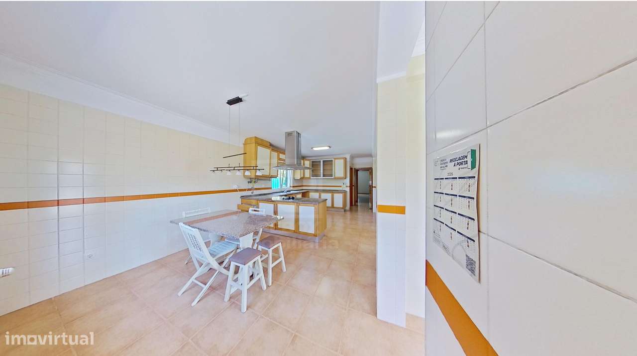 Moradia T5 isolada com 20 painéis solares e 3 quartos no piso térreo-5