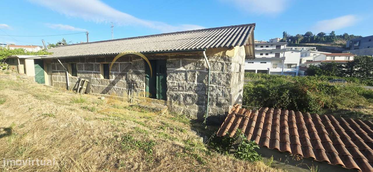 Moradia para restauro e terreno industrial com mais de 4000m²-24