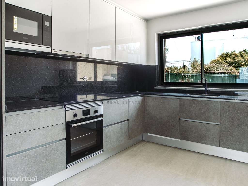 Moradia V3 em Banda com piscina privativa na Fuseta - Grande imagem: 2/22