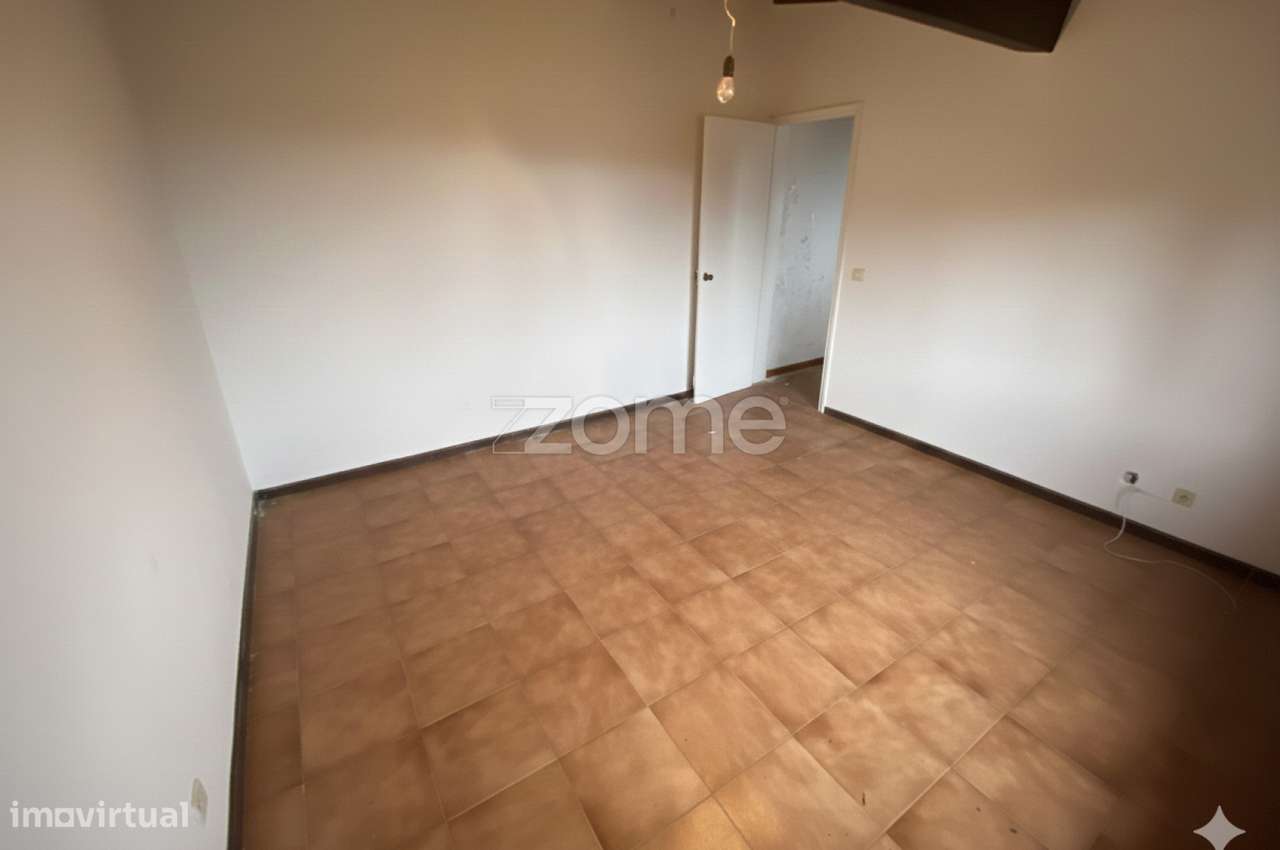 Moradia T2+1 com Quintal, Anexo e Acesso por Duas Ruas – Ponta Garç...-18