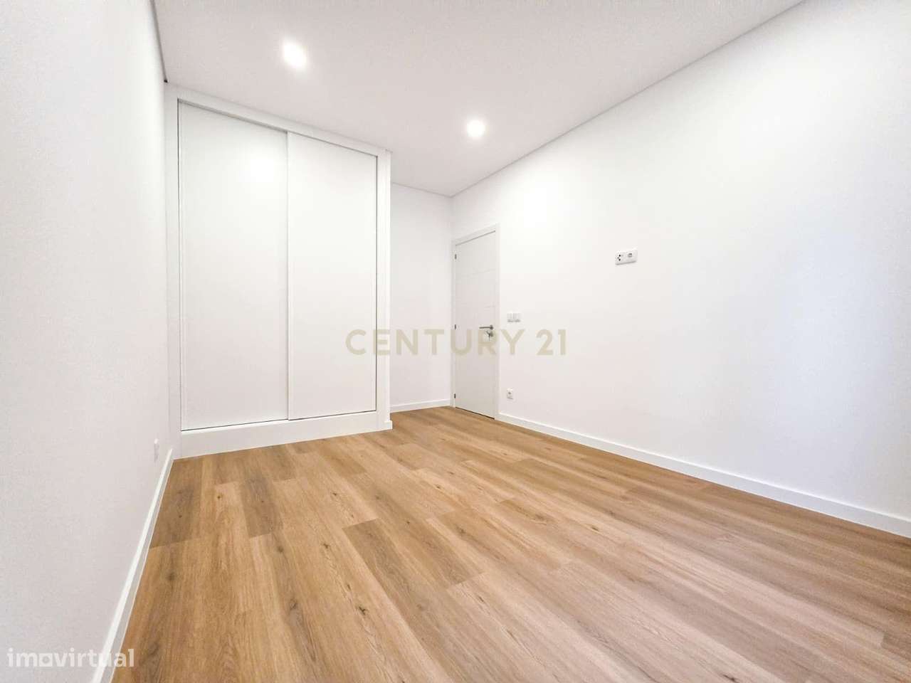 Apartamento Renovado em Setúbal com Vista para a Cidade-25