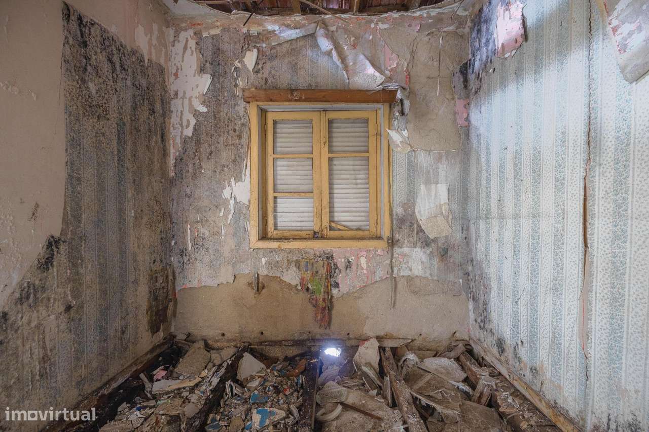 Moradia T2 para Restauro – Oportunidade Única no Coração de... - Grande imagem: 4/24