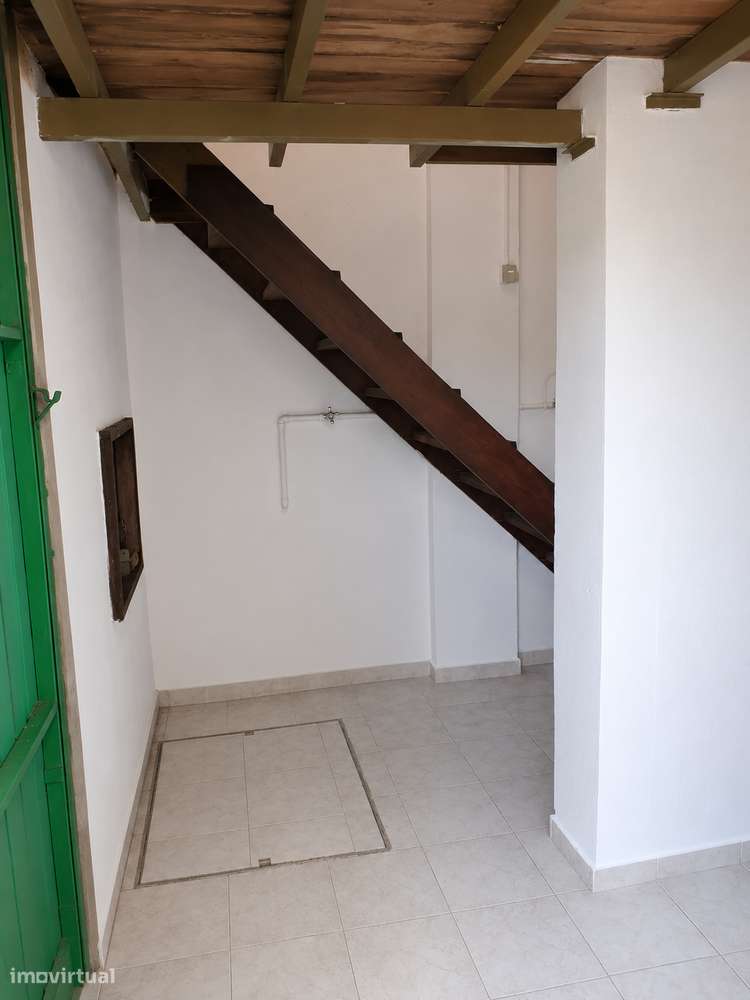 Garagem com saída para a rua. Transformada em loft. Bem localizada.-5