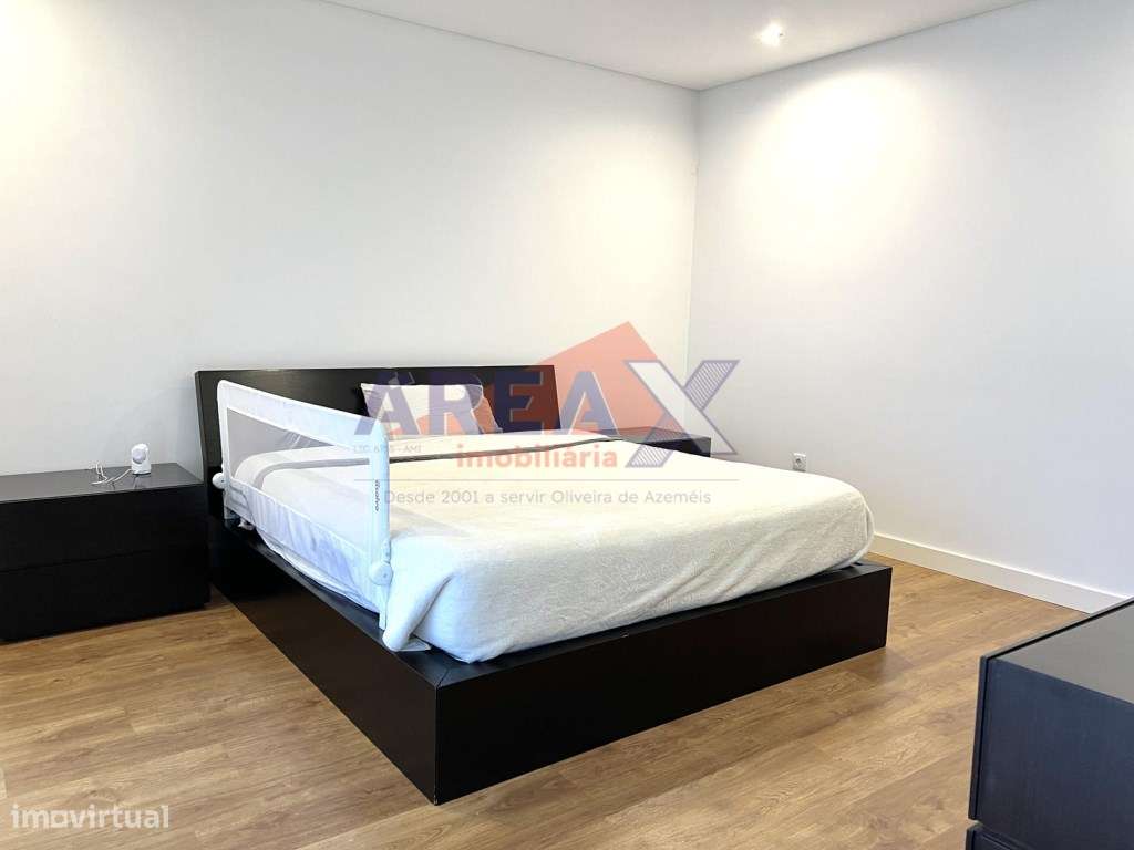 Moradia T4 de Arquitetura Moderna | Excelente Estado-26