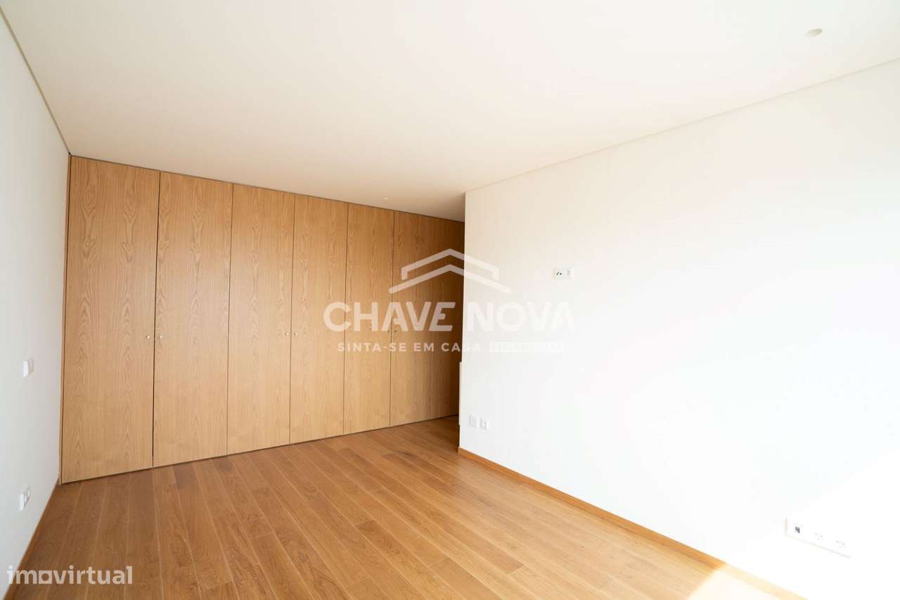 MV - Moradia Duplex, com piscina, na Vilarinha - Grande imagem: 5/25