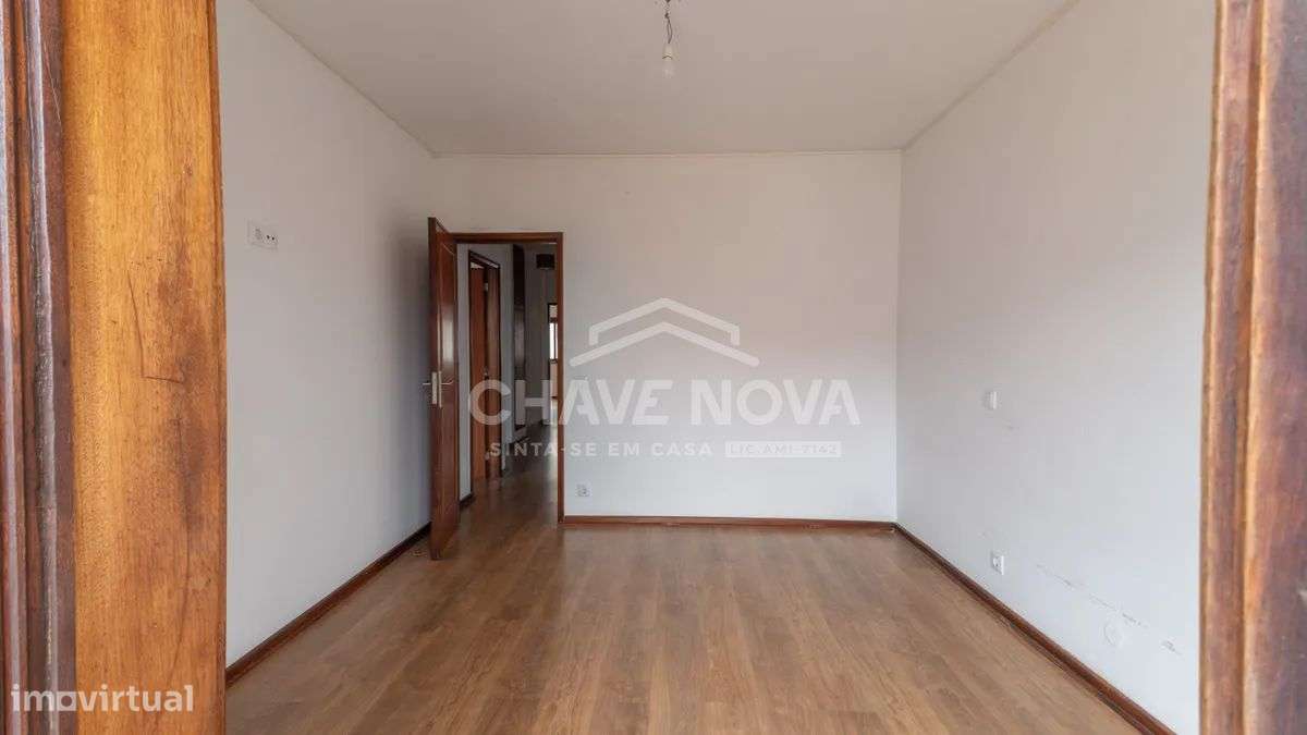 Apartamento T2 com varanda e garagem em Gaia-2