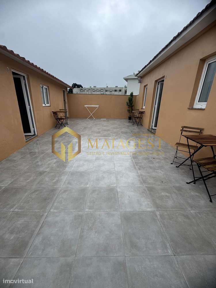 Moradia remodelada dividida em 3 habitações em Canelas-0