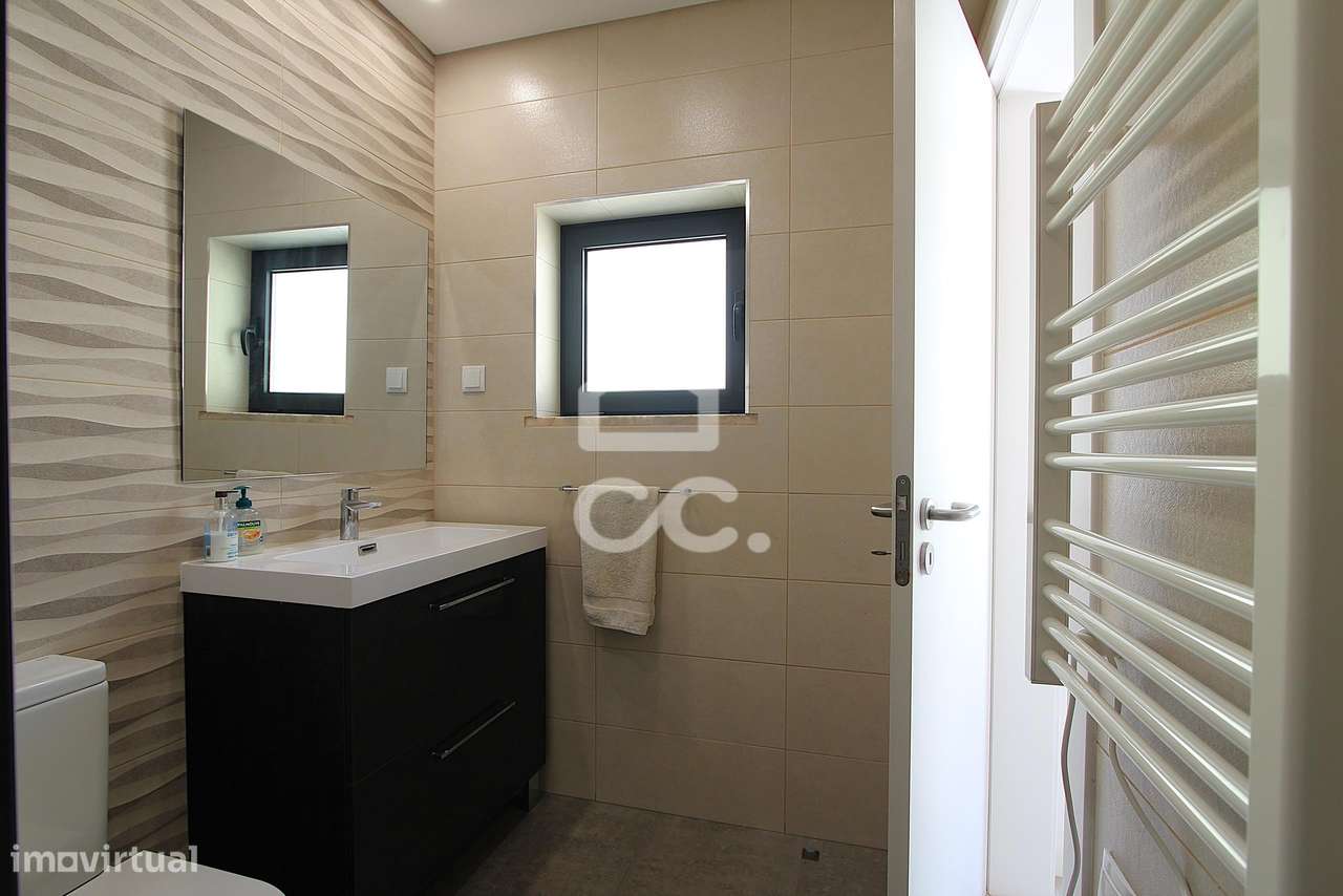 Apartamento T3 Renovado com Vista Mar e Terraço em Armação de Pêra-25