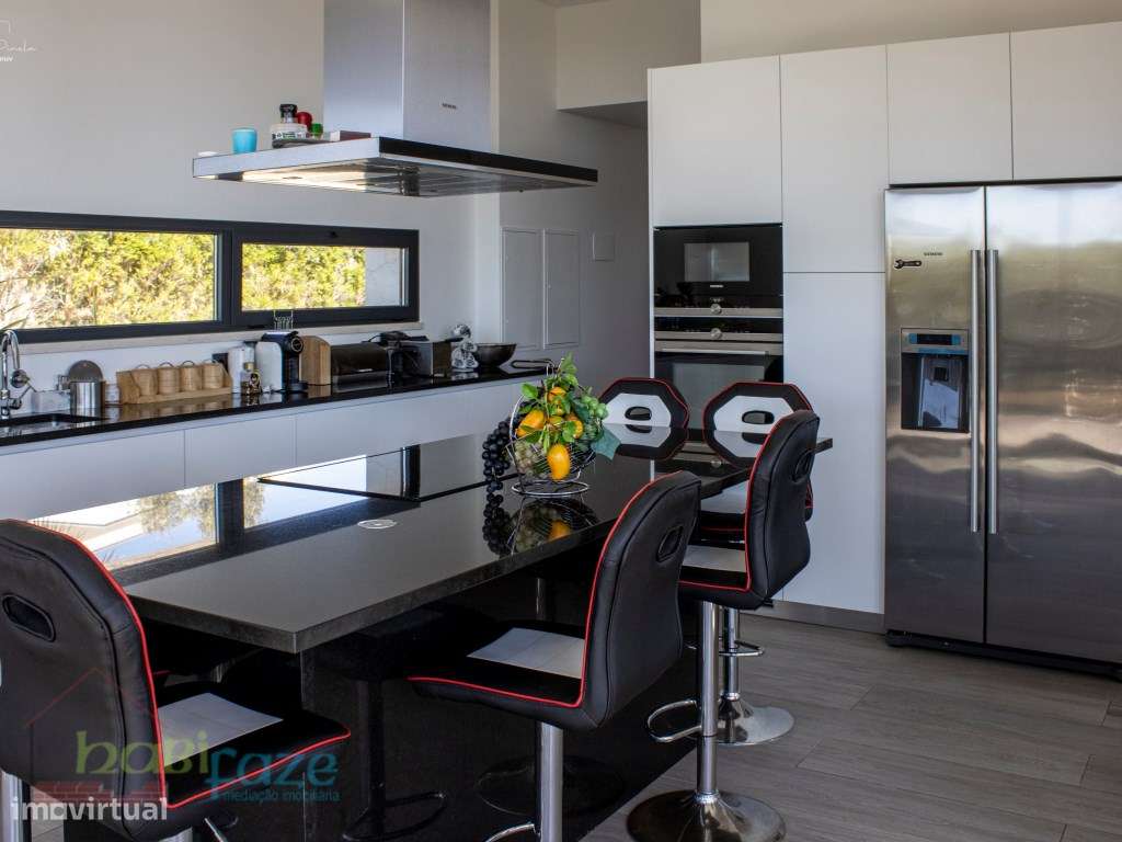 Vende-se Moradia de Luxo T5 com piscinas e Vista Mar-5