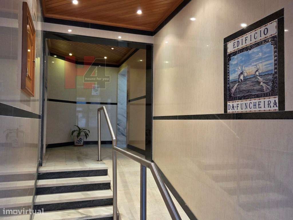 T2 com box e ótima localização na Amadora-23