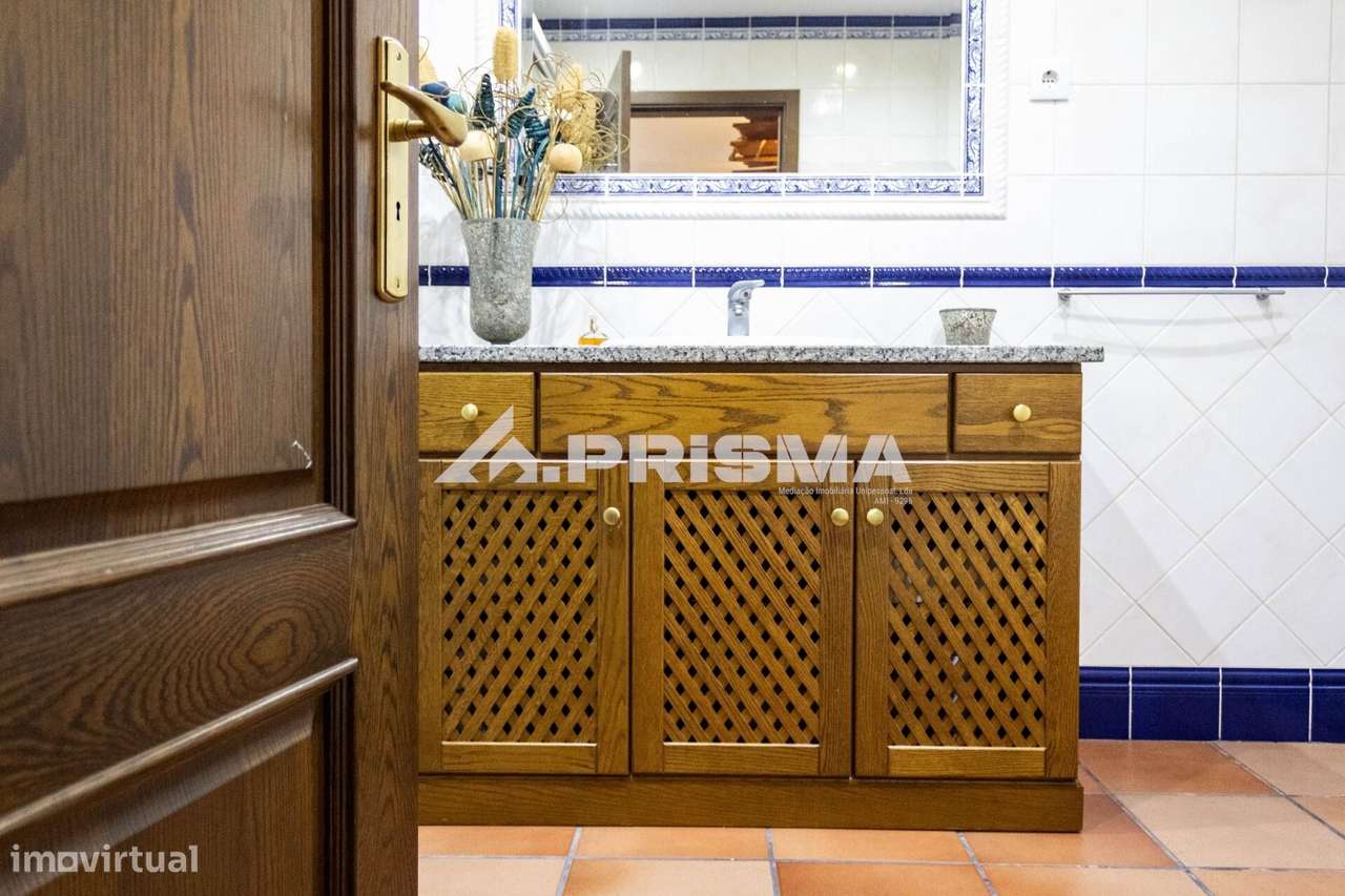 Moradia T5 para Venda em C. Branco-44