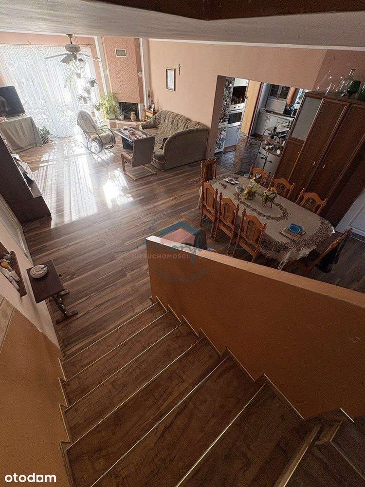 Duży dom w lubianej okolicy w okazyjnej cenie!-6