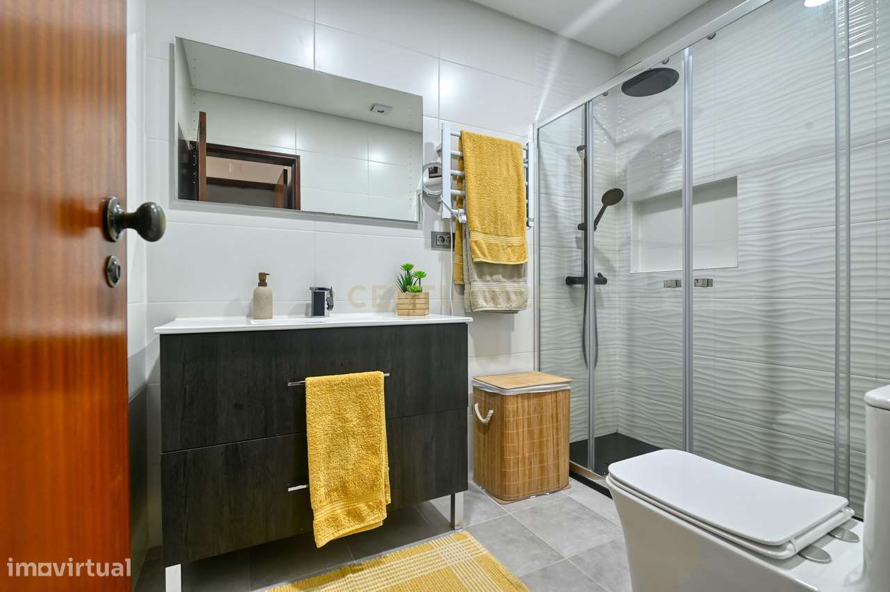 Apartamento T3 semi-remodelado, luminoso e pronto a habitar, na Rincho-19