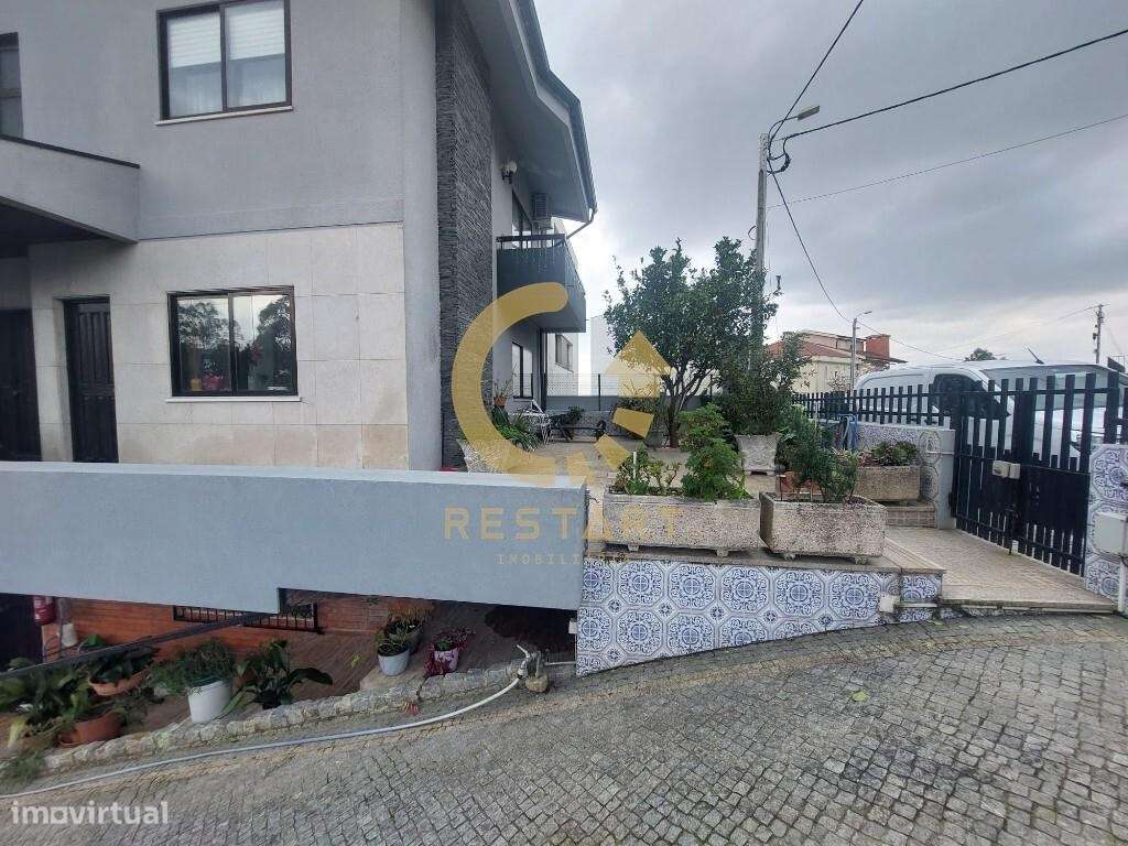 Moradia T4 geminada de 3 frentes em Baguim do Monte, Gondomar-4