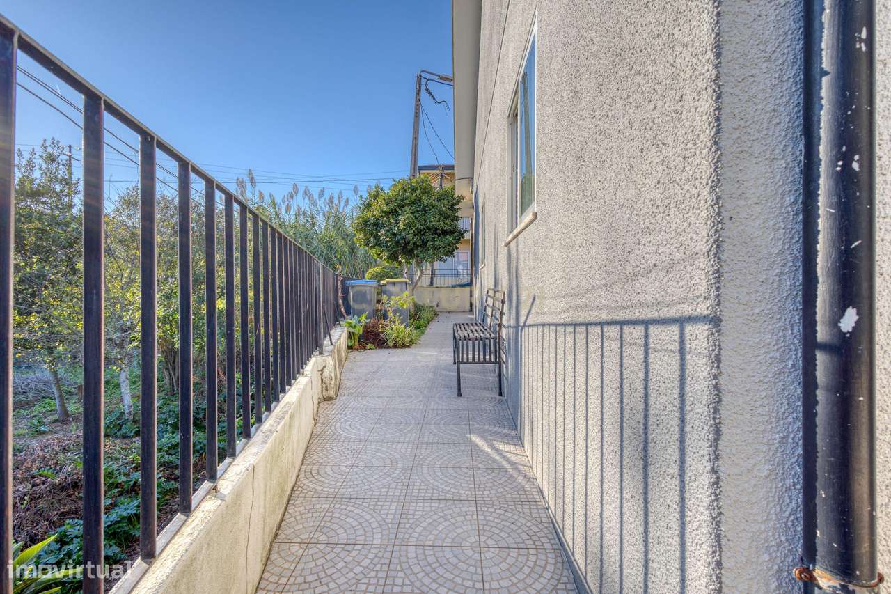 Moradia T3 com 4 frentes e garagem junto a igreja da Santa Rita-13