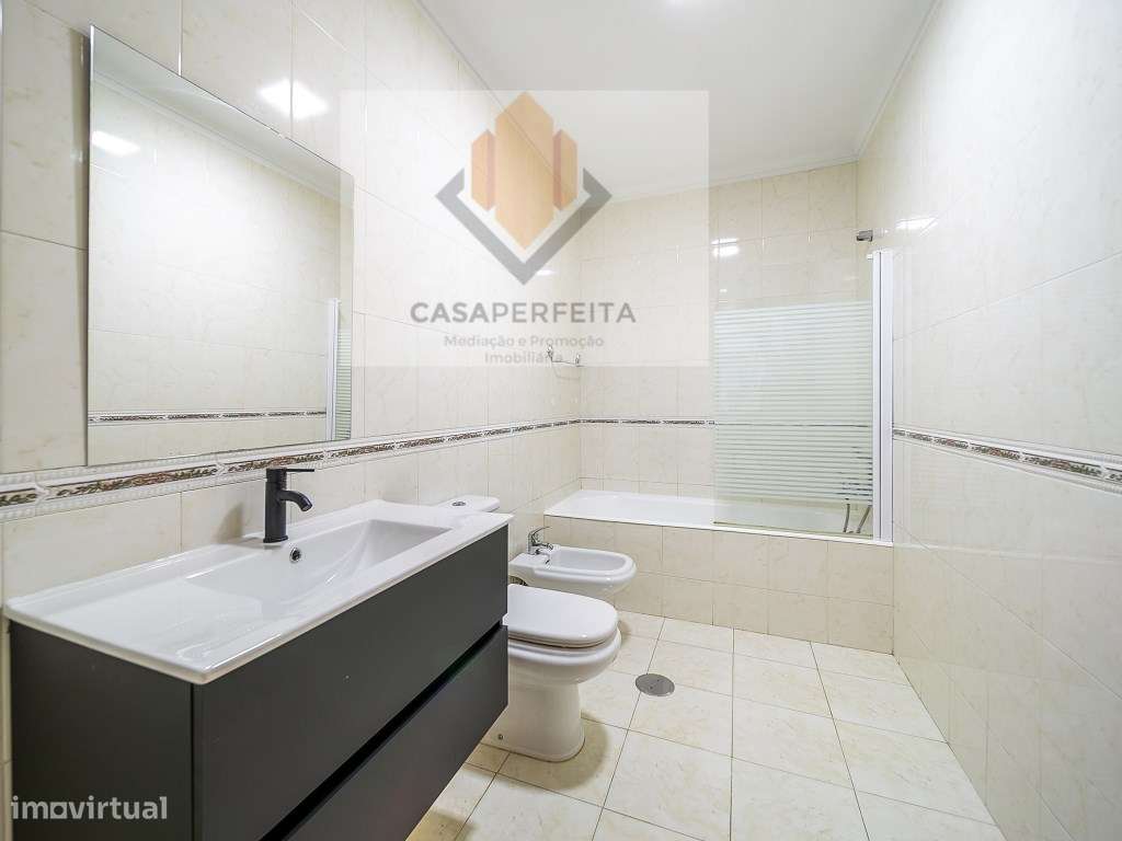 Fabuloso Apartamento T3 de 3 Frentes com Varanda e Box - Avintes-23