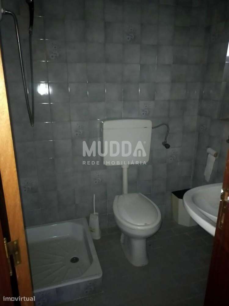 Duas moradias e uma garagem para venda em Gouveia-12