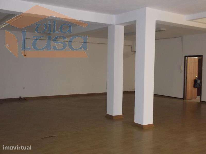 Loja em rés-do-chão com 170m2 no centro de Abraveses.Para visitar o... - Grande imagem: 4/15
