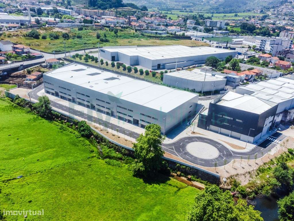 Pavilhão para arrendamento na Zona Industrial em S. Martinho do Campo - Grande imagem: 1/36