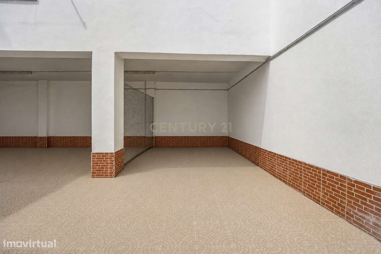 T3 Totalmente Remodelado | Vista Rio | Parqueamento | Arrecadação-17