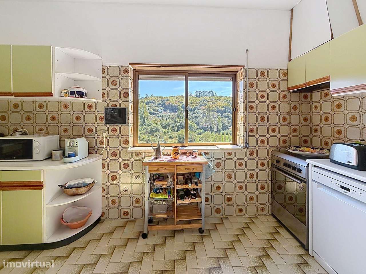 Moradia Espaçosa com 5 Quartos, Garagem Dupla e Vistas Deslumbrantes s-18
