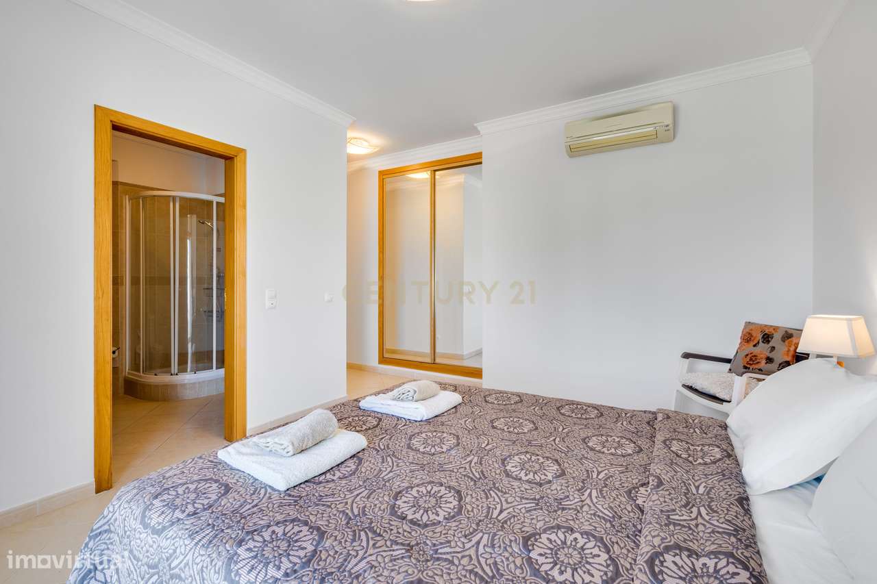 Espaçoso Apartamento T3 no Último Piso com Vista para as Piscinas no O-13