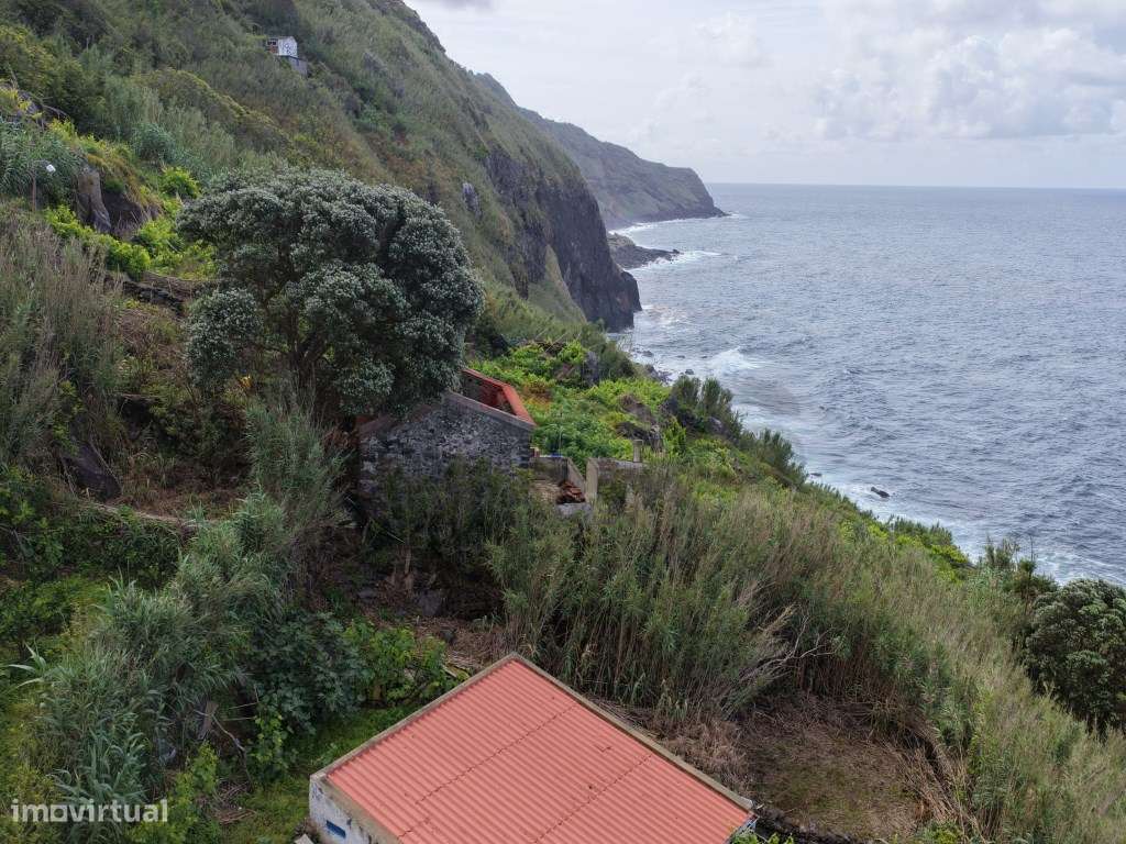 Terreno com Ruína e Acesso Direto ao Mar na Exclusiva Rocha da Relva-4