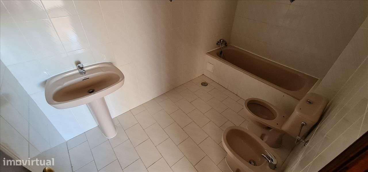 Apartamento T2 com Boa Exposição Solar em Rio de Mouro-13