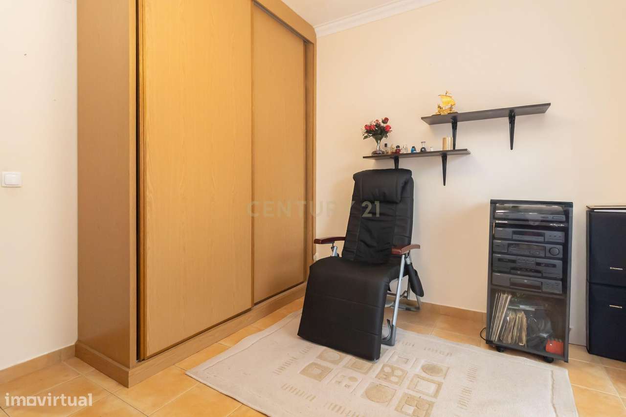 Moradia T4 Independente com garagem e jardim em Setúbal-16