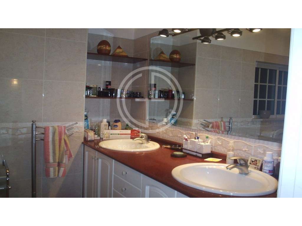 Moradia T4 com piscina localizada numa zona calma entre Loulé e Alm...-27