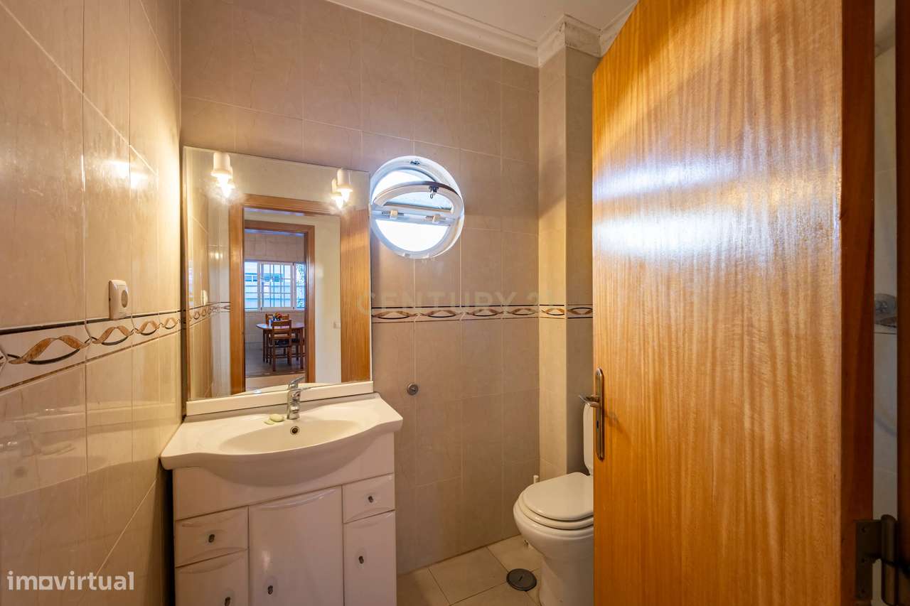 Espaço, conforto e qualidade — Moradia T4 no Vale da Rosa-24