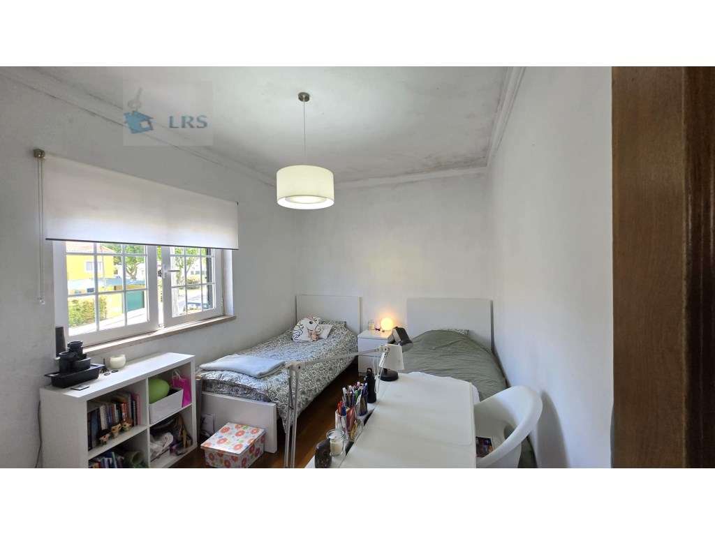 Moradia em Alcoitão - Excelente Oportunidade

Situada numa zona r...-33