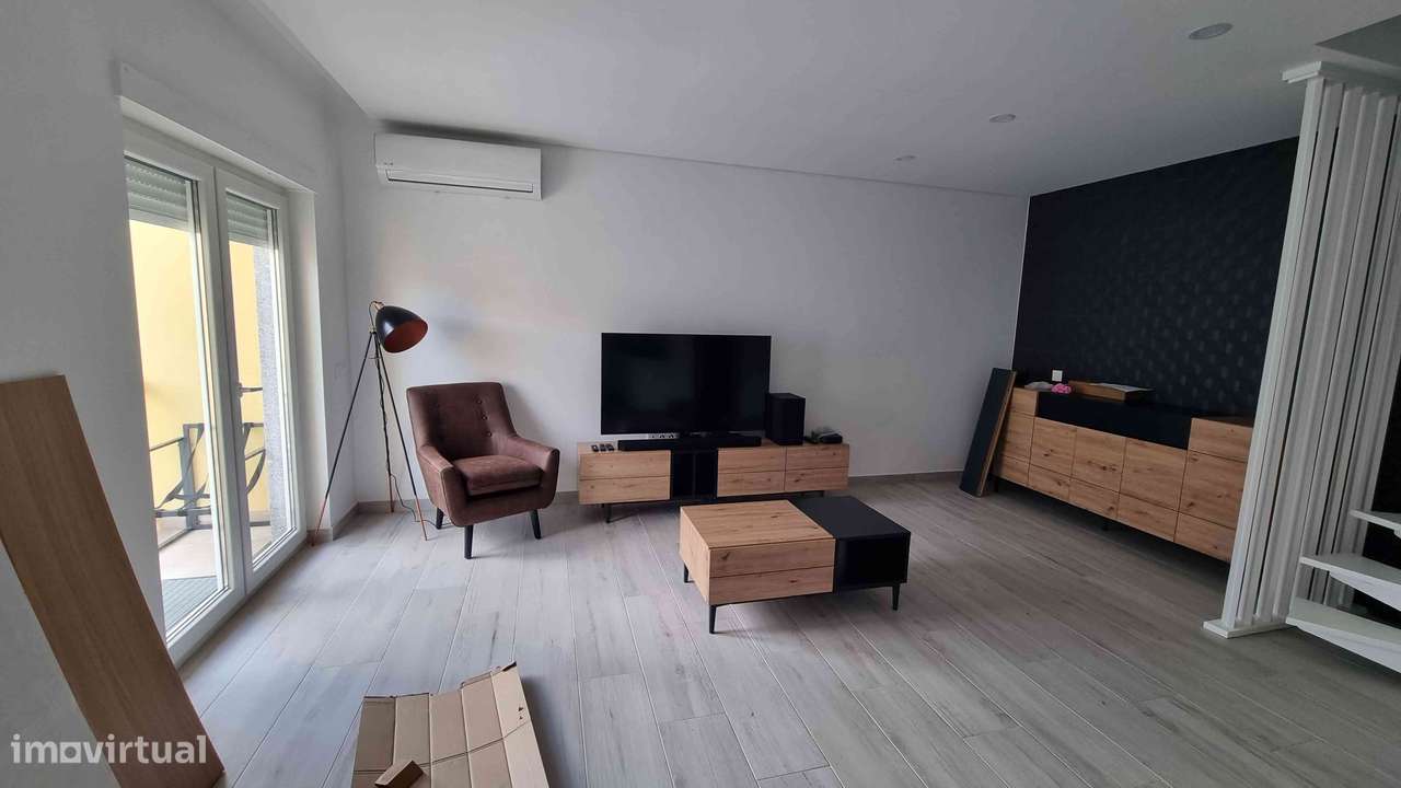 Apartamento T2+2 Duplex Semi-Novo com varandas e garagem - Grande imagem: 2/39