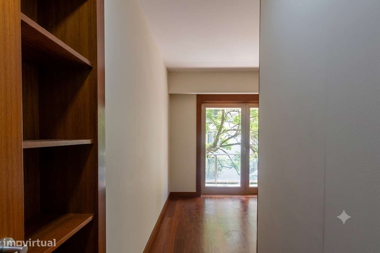 Apartamento T5 com 4 casas de banho e garagem-20