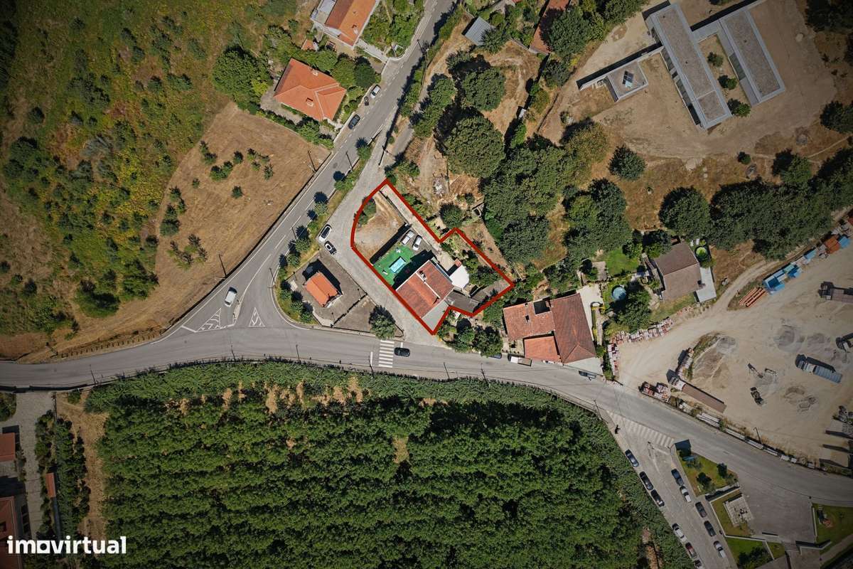 Moradia T3+1 com Espaços Comerciais e Terreno em Priscos - Grande imagem: 2/60