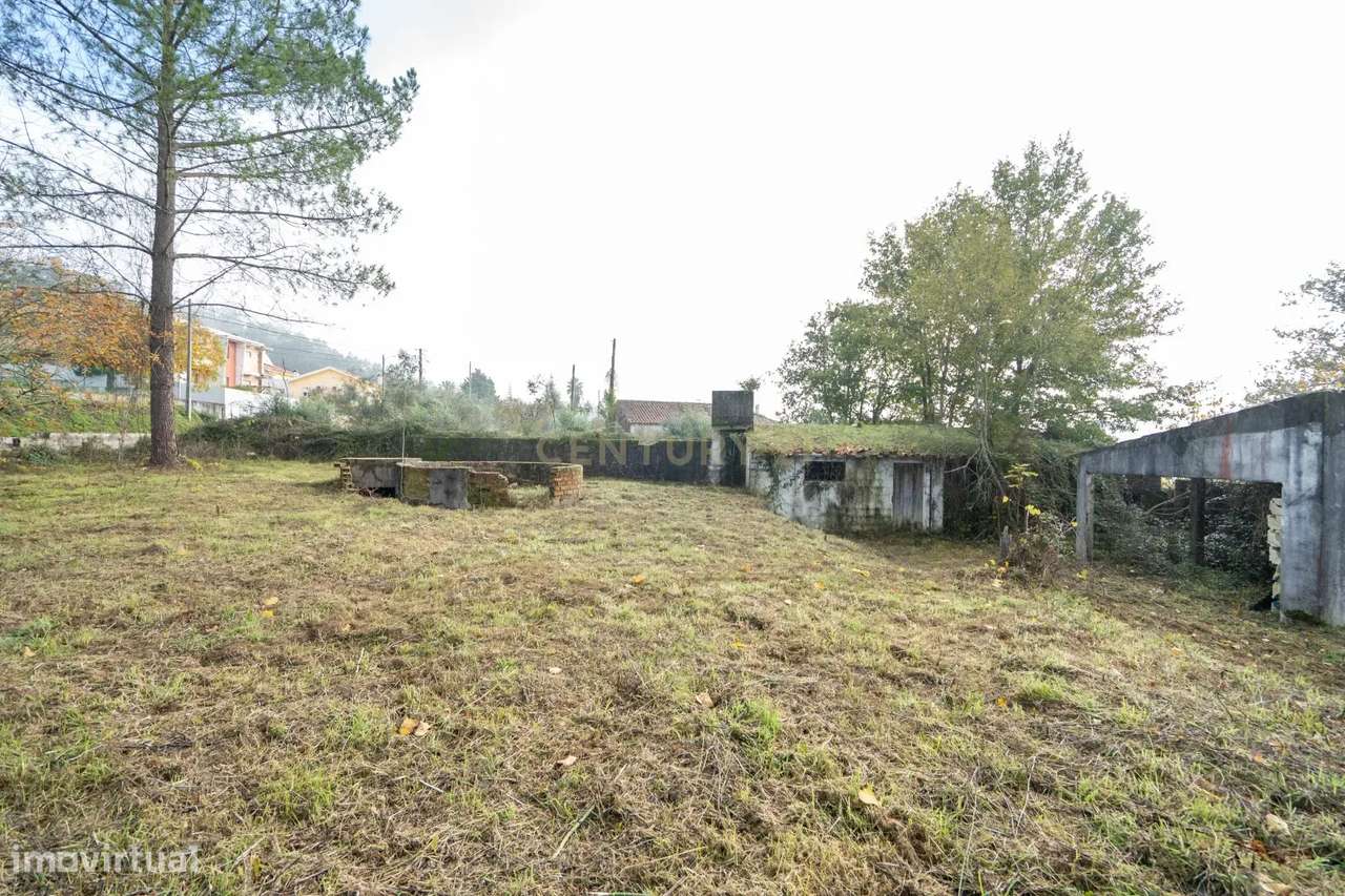 Moradia de dois pisos de tipologia T4 com terreno-55