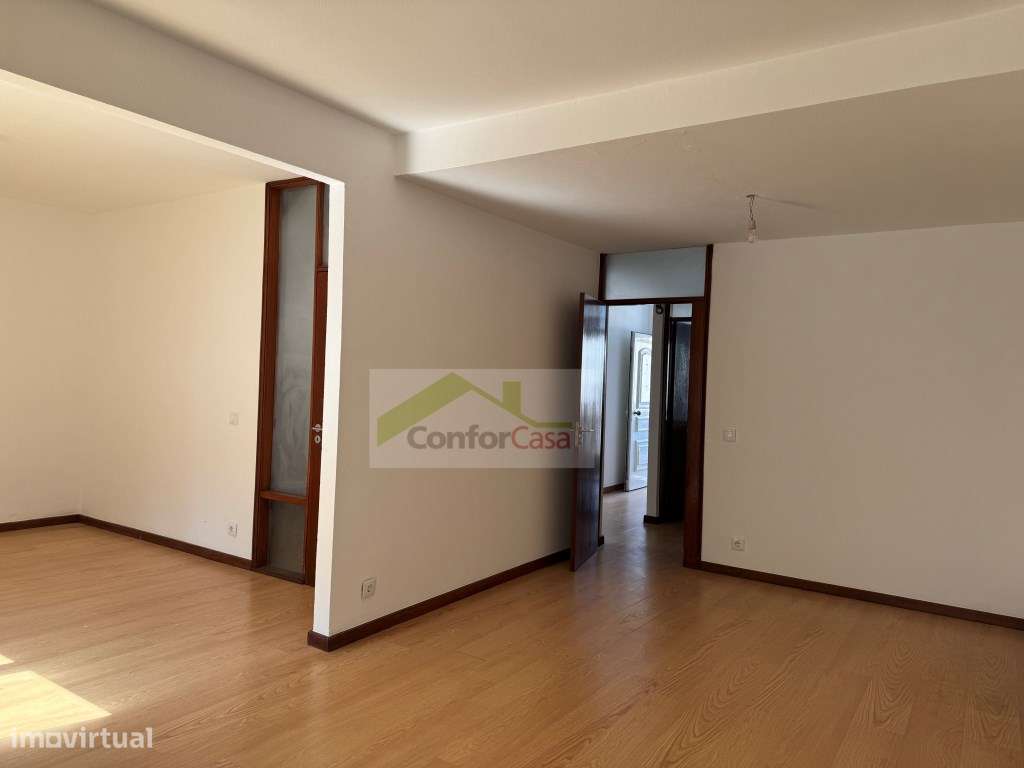 Moradia em banda, T4 com jardim, logradouro, garagem, excelente exp...-4